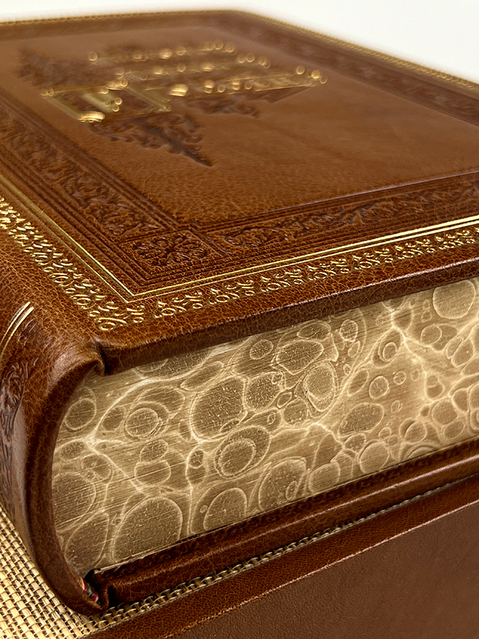 Подарочная книга с кожаной обложкой пример